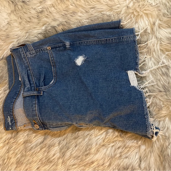 Look 👀 cute in these distressed denim cut-off shorts. - Picture 2 of 7